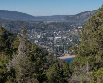 san_martin_de_los_andes 29/03/2019 - Coincée dans les contreforts des Andes, donc relativement verdoyante en comparaison de la pampa à quelques kilomètres plus à l'Est, la bourgade de...